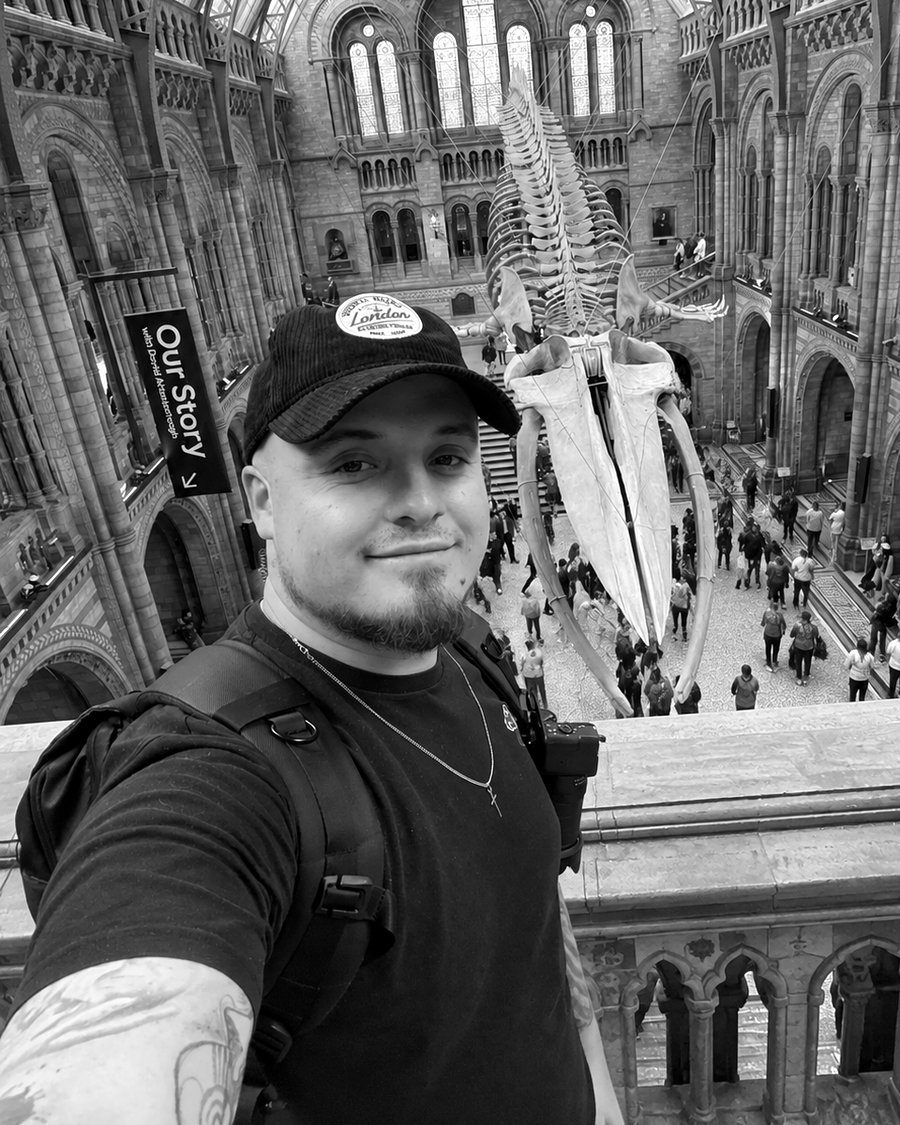 Portrait du photographe et vidéaste OUUZY, avec son appareil photo à l'épaule